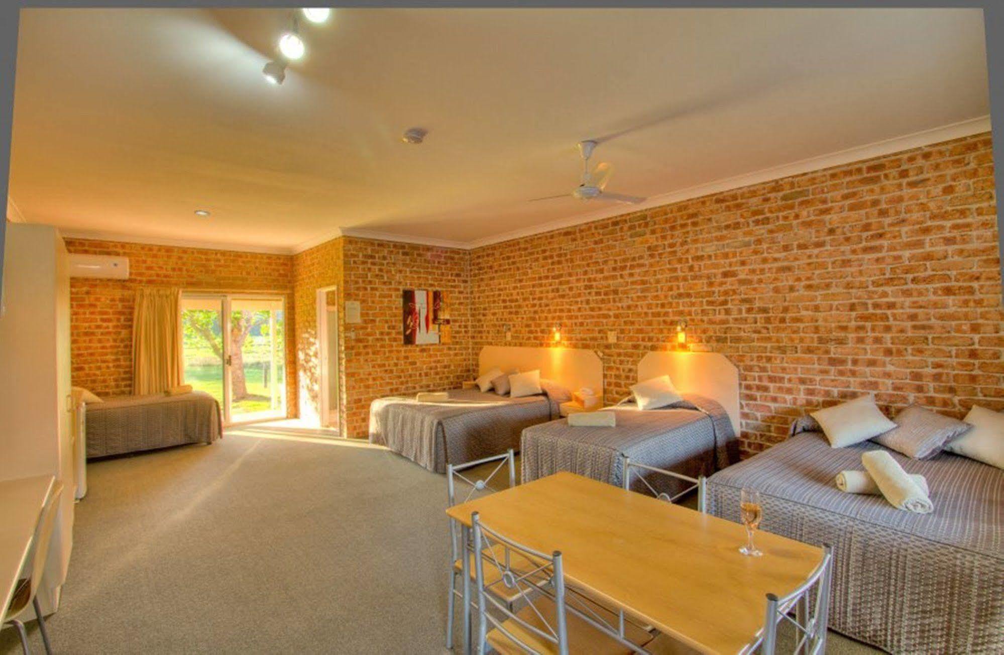 Gloucester Country Lodge Motel Buitenkant foto